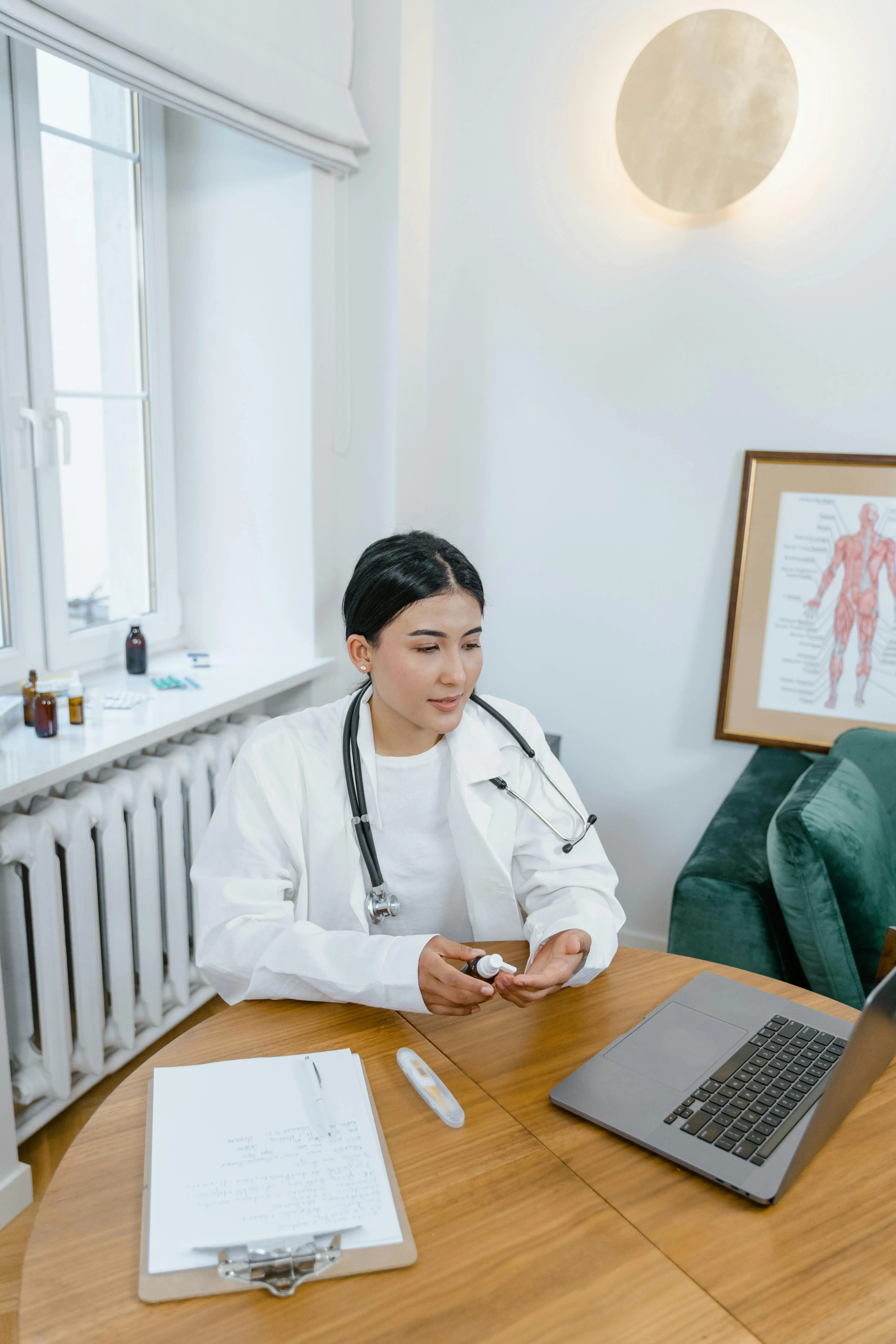 Médica em consulta